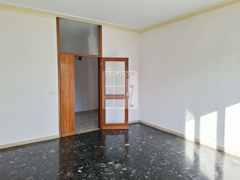 In centro a Loreggia, proponiamo in contesto di sole 3 unità, appartamento al primo piano con TRE...