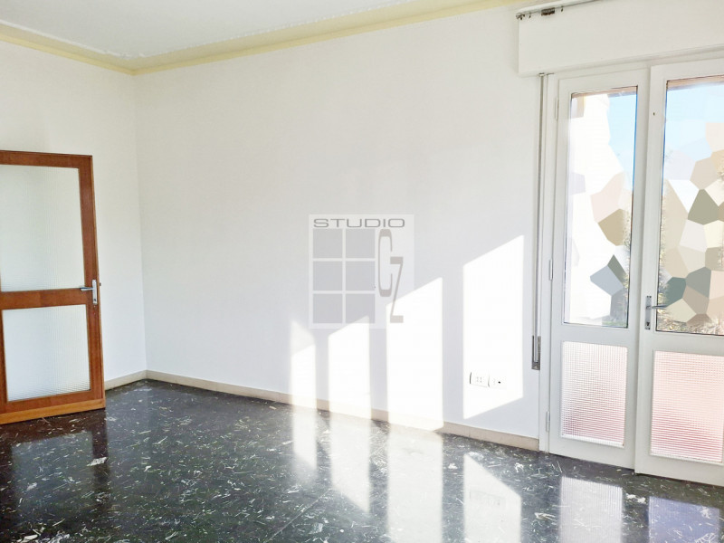 In centro a Loreggia, proponiamo in contesto di sole 3 unità, appartamento al primo piano con TRE...