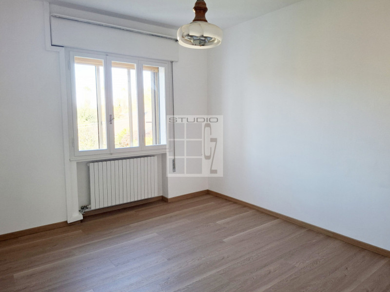 In centro a Loreggia, proponiamo in contesto di sole 3 unità, appartamento al primo piano con TRE...