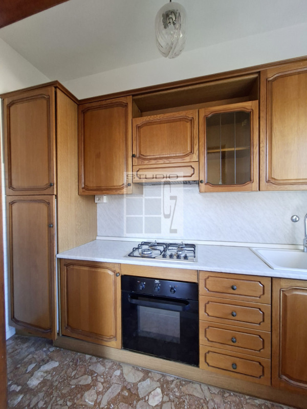 In centro a Loreggia, proponiamo in contesto di sole 3 unità, appartamento al primo piano con TRE...