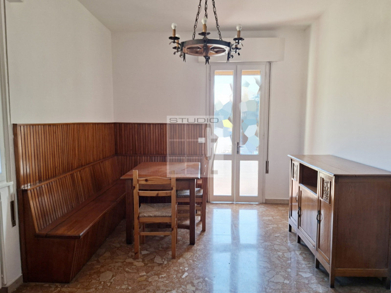 In centro a Loreggia, proponiamo in contesto di sole 3 unità, appartamento al primo piano con TRE...