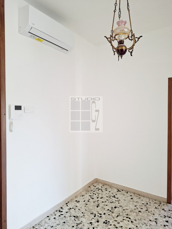 In centro a Loreggia, proponiamo in contesto di sole 3 unità, appartamento al primo piano con TRE...