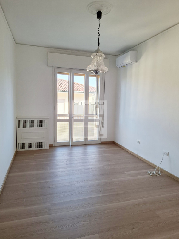 In centro a Loreggia, proponiamo in contesto di sole 3 unità, appartamento al primo piano con TRE...