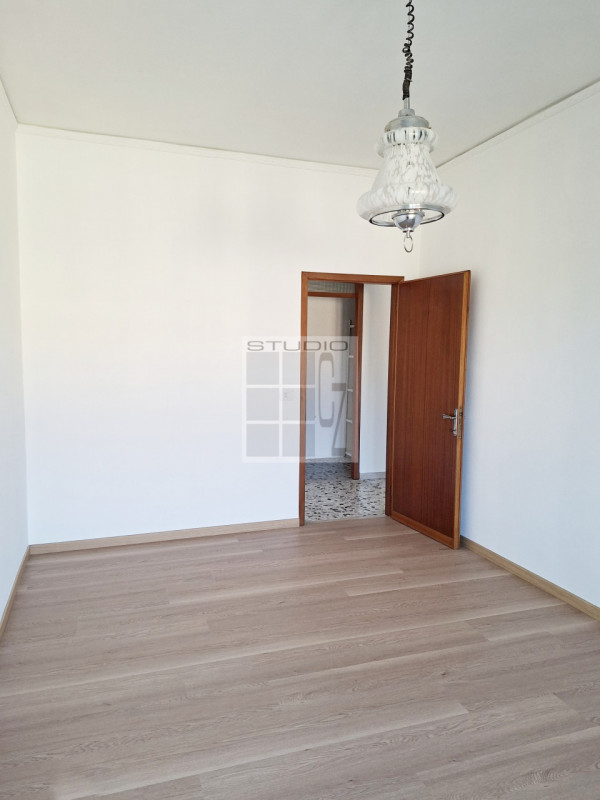 In centro a Loreggia, proponiamo in contesto di sole 3 unità, appartamento al primo piano con TRE...