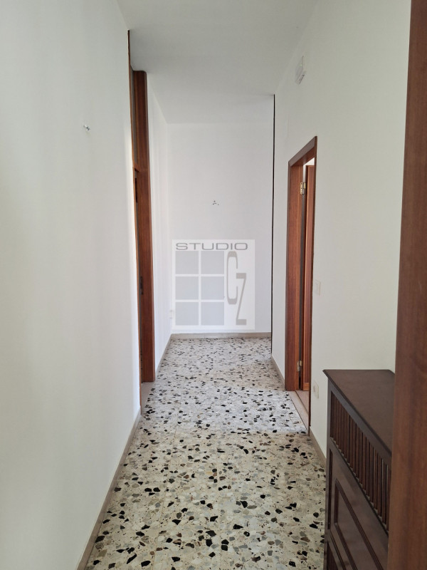 In centro a Loreggia, proponiamo in contesto di sole 3 unità, appartamento al primo piano con TRE...