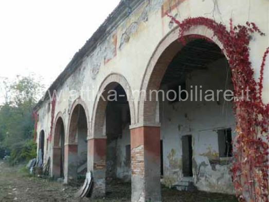 Scopri il Complesso Rustico San Daniele, un affascinante immobile situato nel cuore di Abano Term...