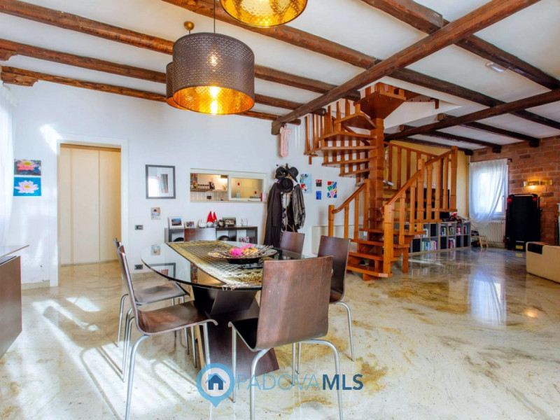 Immobile in esclusiva al Gruppo Padova MLS

Vendesi, a pochissima distanza dal centro di Solesino...