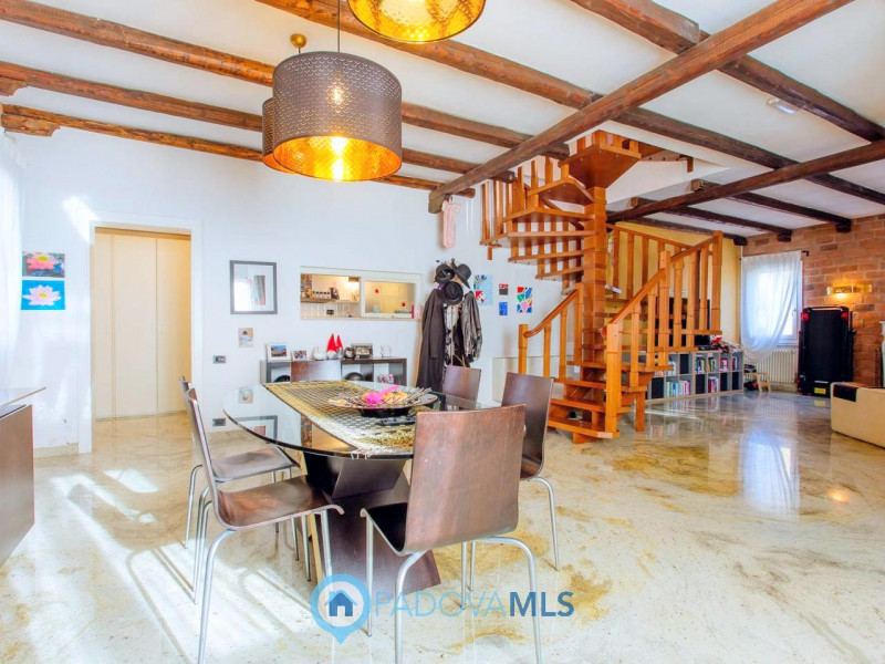 Immobile in esclusiva al Gruppo Padova MLS

Vendesi, a pochissima distanza dal centro di Solesino...