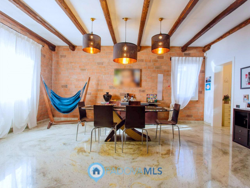 Immobile in esclusiva al Gruppo Padova MLS

Vendesi, a pochissima distanza dal centro di Solesino...