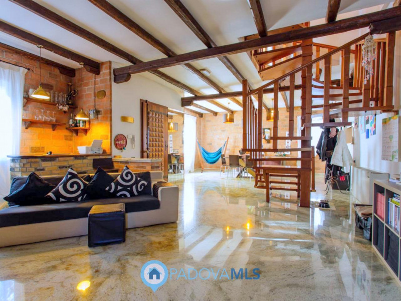 Immobile in esclusiva al Gruppo Padova MLS

Vendesi, a pochissima distanza dal centro di Solesino...