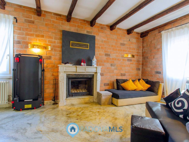 Immobile in esclusiva al Gruppo Padova MLS

Vendesi, a pochissima distanza dal centro di Solesino...