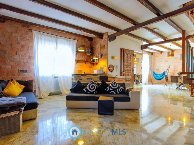 Immobile in esclusiva al Gruppo Padova MLS

Vendesi, a pochissima distanza dal centro di Solesino...