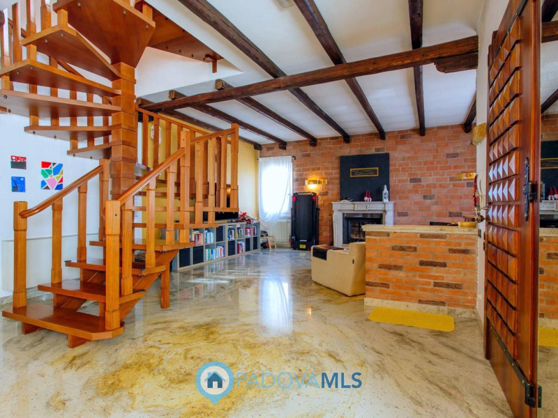 Immobile in esclusiva al Gruppo Padova MLS

Vendesi, a pochissima distanza dal centro di Solesino...