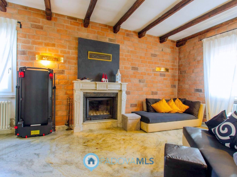 Immobile in esclusiva al Gruppo Padova MLS

Vendesi, a pochissima distanza dal centro di Solesino...