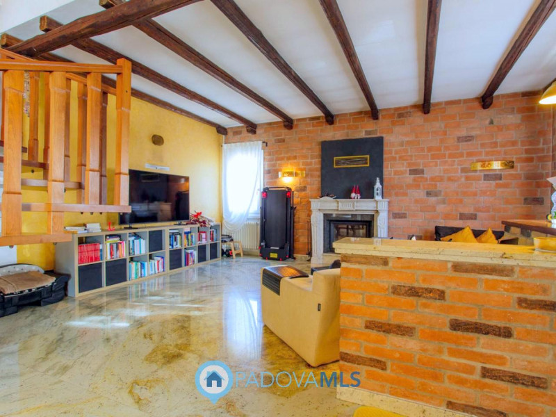 Immobile in esclusiva al Gruppo Padova MLS

Vendesi, a pochissima distanza dal centro di Solesino...