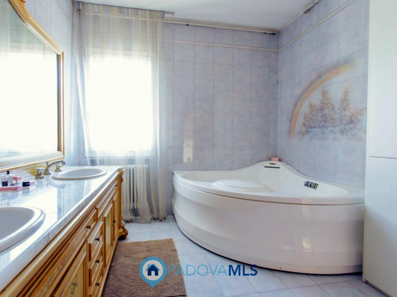 Immobile in esclusiva al Gruppo Padova MLS

Vendesi, a pochissima distanza dal centro di Solesino...