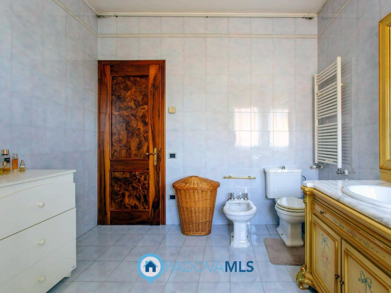 Immobile in esclusiva al Gruppo Padova MLS

Vendesi, a pochissima distanza dal centro di Solesino...