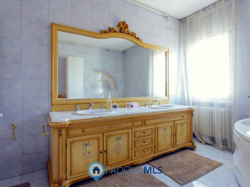 Immobile in esclusiva al Gruppo Padova MLS

Vendesi, a pochissima distanza dal centro di Solesino...