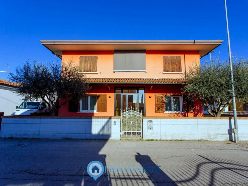 Immobile in esclusiva al Gruppo Padova MLS

Vendesi, a pochissima distanza dal centro di Solesino...