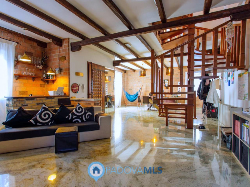 Immobile in esclusiva al Gruppo Padova MLS

Vendesi, a pochissima distanza dal centro di Solesino...