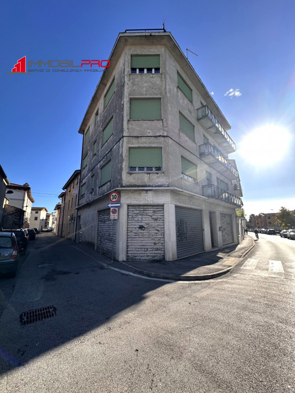 A Thiene, in posizione comoda tra Thiene e Zanè, proponiamo in vendita negozio di 55 mq commercia...