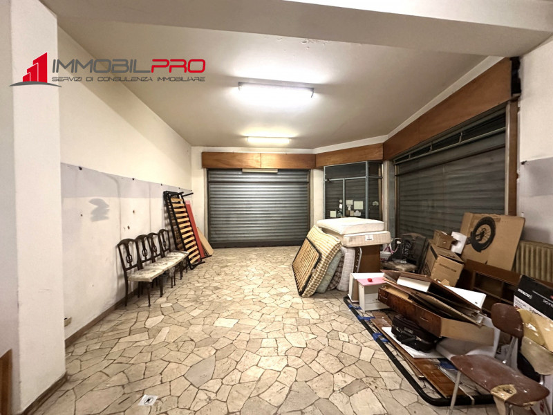 A Thiene, in posizione comoda tra Thiene e Zanè, proponiamo in vendita negozio di 55 mq commercia...