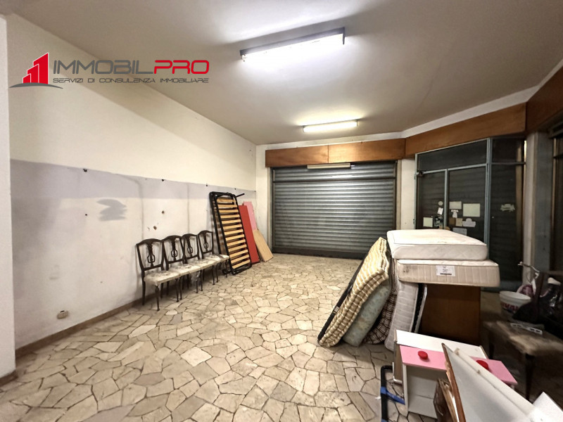 A Thiene, in posizione comoda tra Thiene e Zanè, proponiamo in vendita negozio di 55 mq commercia...