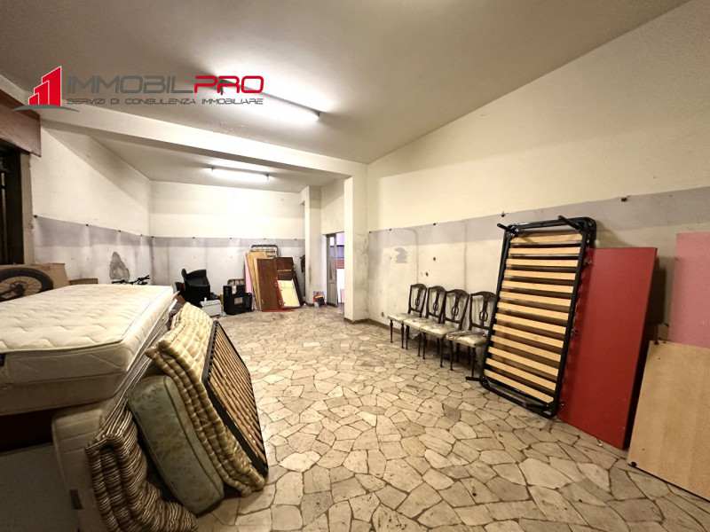 A Thiene, in posizione comoda tra Thiene e Zanè, proponiamo in vendita negozio di 55 mq commercia...