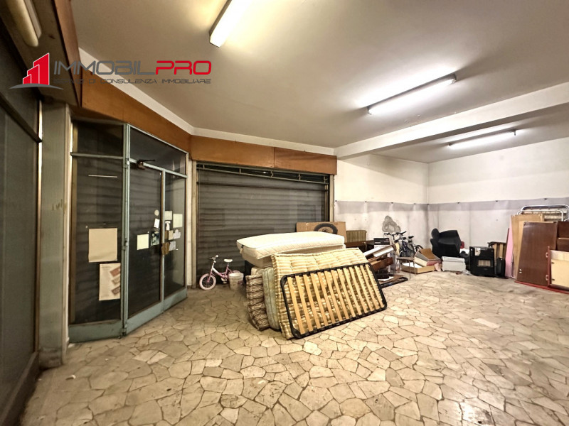 A Thiene, in posizione comoda tra Thiene e Zanè, proponiamo in vendita negozio di 55 mq commercia...