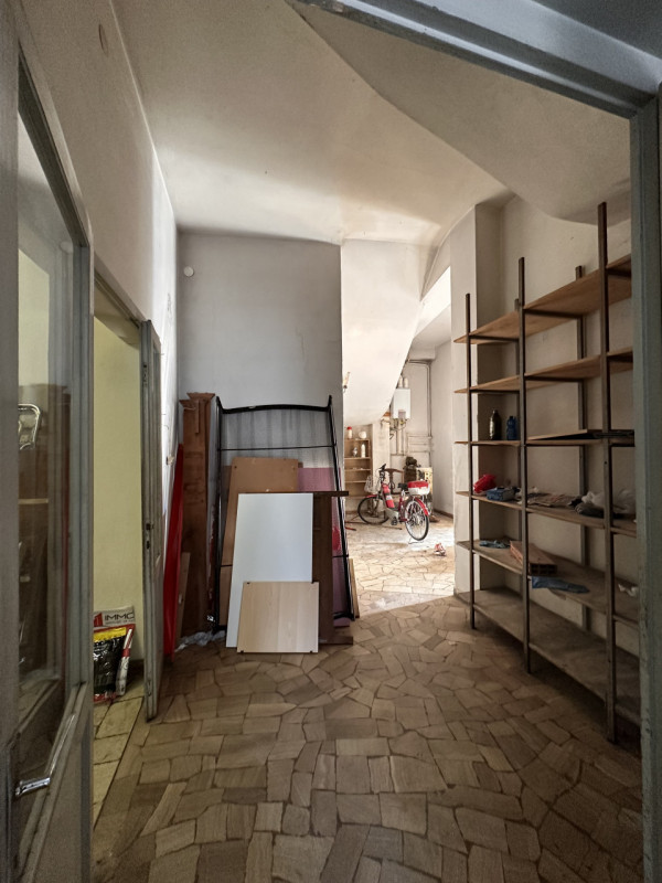 A Thiene, in posizione comoda tra Thiene e Zanè, proponiamo in vendita negozio di 55 mq commercia...