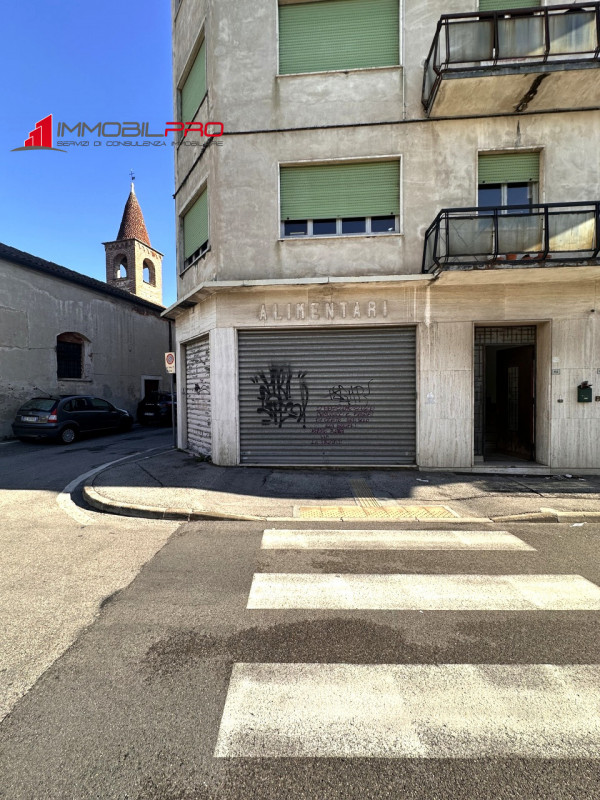 A Thiene, in posizione comoda tra Thiene e Zanè, proponiamo in vendita negozio di 55 mq commercia...