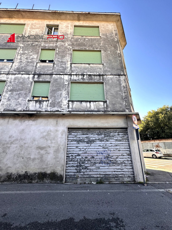 A Thiene, in posizione comoda tra Thiene e Zanè, proponiamo in vendita negozio di 55 mq commercia...