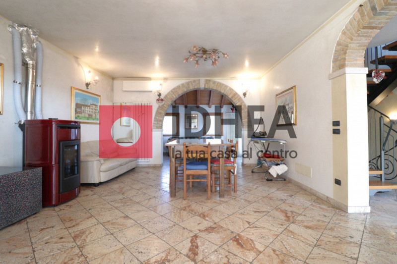 BIFAMILIARE IN STILE RUSTICO CON GIARDINO - RIF. UV67

L'agenzia IDHEA ha il piacere di proporvi ...