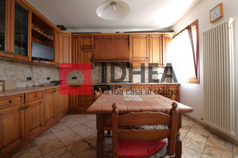 BIFAMILIARE IN STILE RUSTICO CON GIARDINO - RIF. UV67

L'agenzia IDHEA ha il piacere di proporvi ...