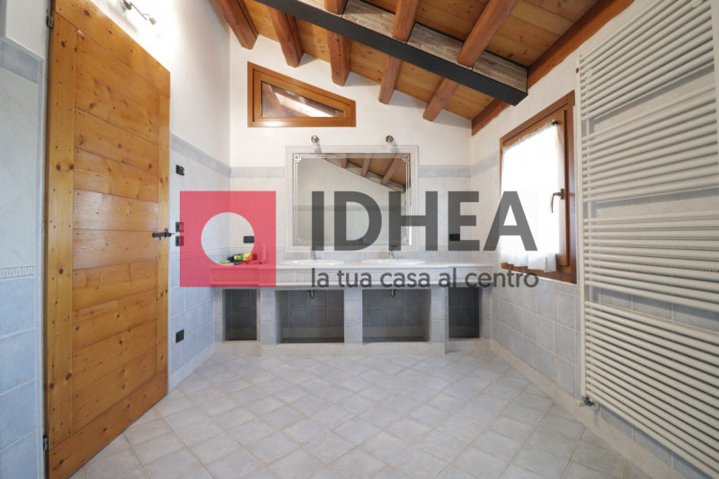 BIFAMILIARE IN STILE RUSTICO CON GIARDINO - RIF. UV67

L'agenzia IDHEA ha il piacere di proporvi ...