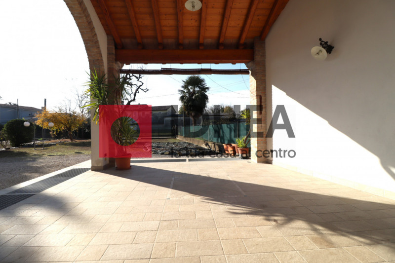 BIFAMILIARE IN STILE RUSTICO CON GIARDINO - RIF. UV67

L'agenzia IDHEA ha il piacere di proporvi ...