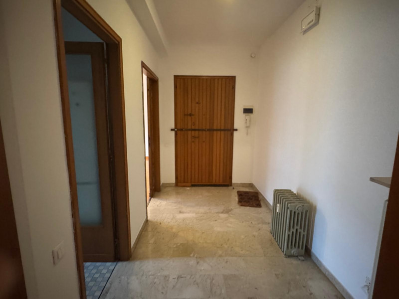 CITTA' GIARDINO: Appartamento dalle ampie dimensioni composto di ingresso, spazioso salotto, cuci...