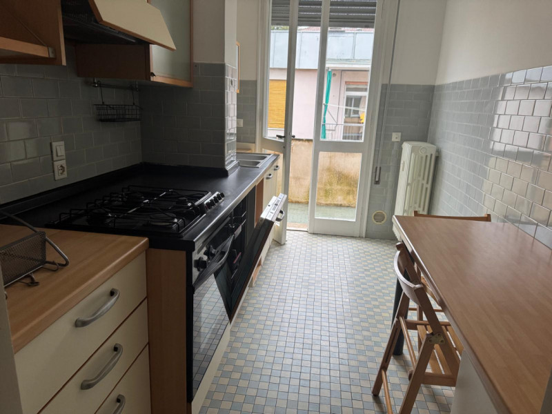 CITTA' GIARDINO: Appartamento dalle ampie dimensioni composto di ingresso, spazioso salotto, cuci...