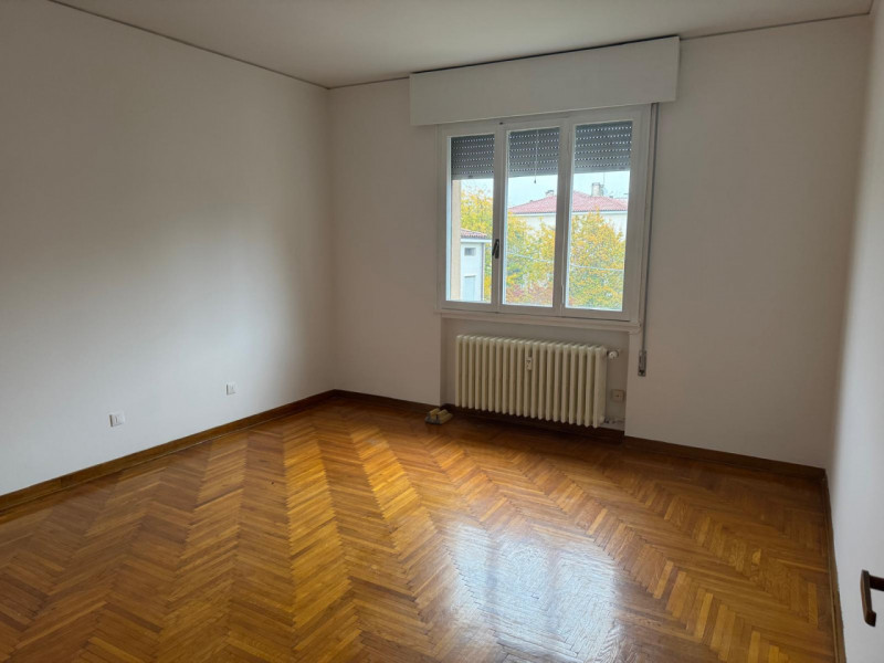 CITTA' GIARDINO: Appartamento dalle ampie dimensioni composto di ingresso, spazioso salotto, cuci...