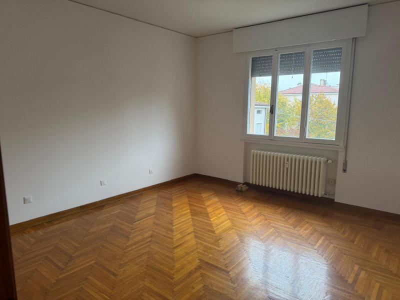 CITTA' GIARDINO: Appartamento dalle ampie dimensioni composto di ingresso, spazioso salotto, cuci...