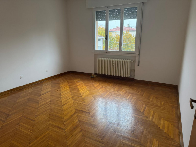 CITTA' GIARDINO: Appartamento dalle ampie dimensioni composto di ingresso, spazioso salotto, cuci...