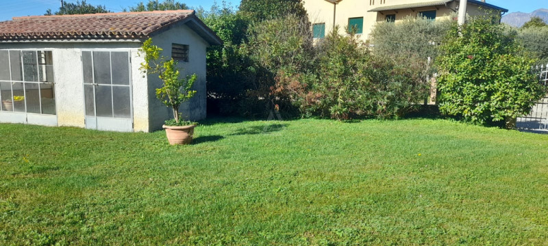L' Agenzia Immobiliare IRIS propone in vendita luminosa casa singola a Villa d'Asolo situata in z...