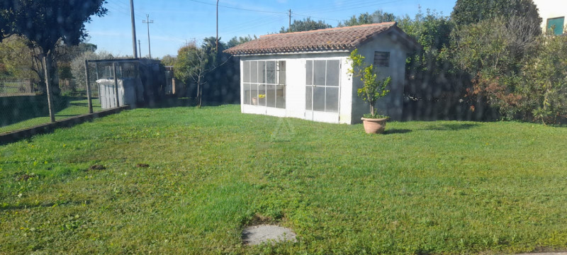 L' Agenzia Immobiliare IRIS propone in vendita luminosa casa singola a Villa d'Asolo situata in z...