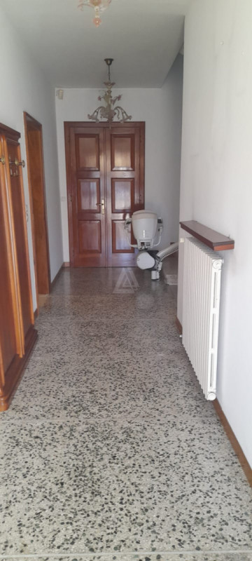 L' Agenzia Immobiliare IRIS propone in vendita luminosa casa singola a Villa d'Asolo situata in z...