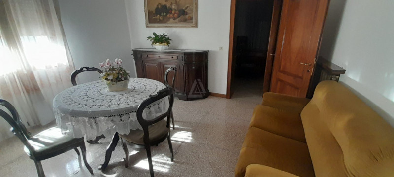 L' Agenzia Immobiliare IRIS propone in vendita luminosa casa singola a Villa d'Asolo situata in z...
