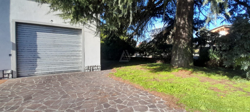 L' Agenzia Immobiliare IRIS propone in vendita luminosa casa singola a Villa d'Asolo situata in z...