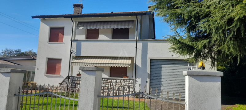 L' Agenzia Immobiliare IRIS propone in vendita luminosa casa singola a Villa d'Asolo situata in z...