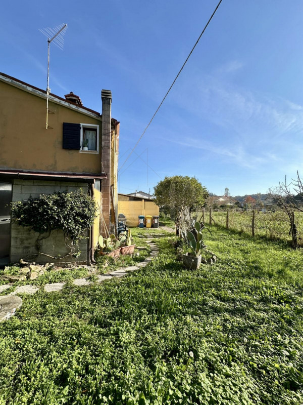 Nel cuore di Monteortone, in una zona residenziale tranquilla e ben servita, proponiamo in vendit...