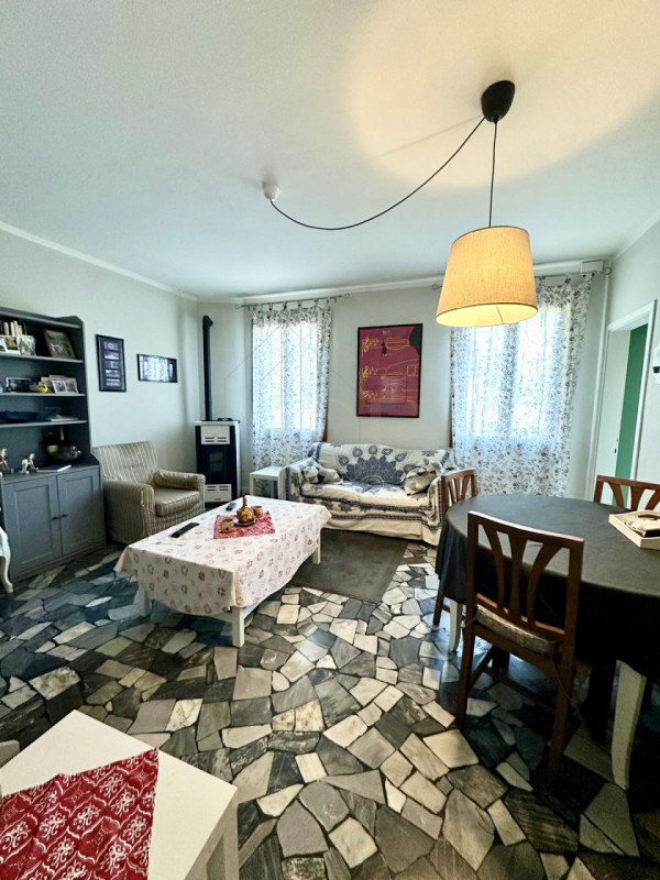 Nel cuore di Monteortone, in una zona residenziale tranquilla e ben servita, proponiamo in vendit...