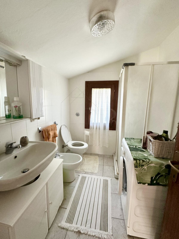 Nel cuore di Monteortone, in una zona residenziale tranquilla e ben servita, proponiamo in vendit...